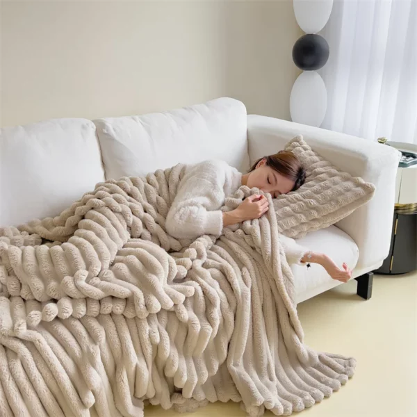Imitation Rabbit Fleece Velvet Warmth Cozy Blanket - Image 4
